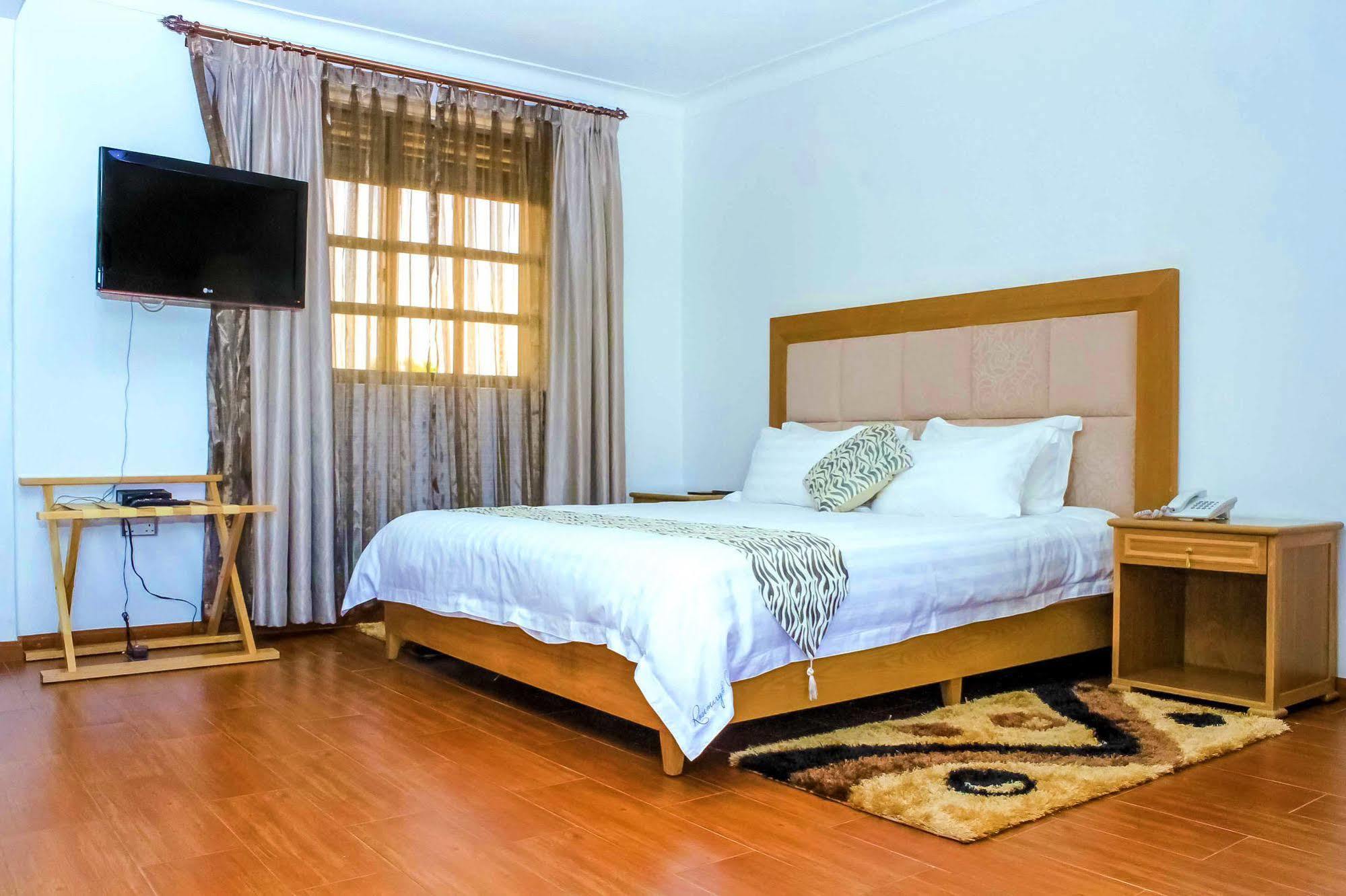 Rosemary Courts Bed & Breakfast เอนเทบเบ้ ภายนอก รูปภาพ
